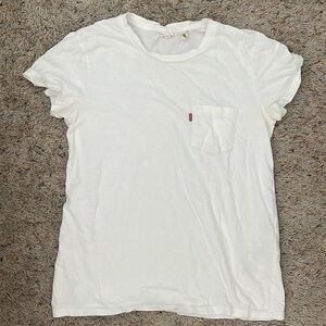 Classic white Levi’s t-shirt